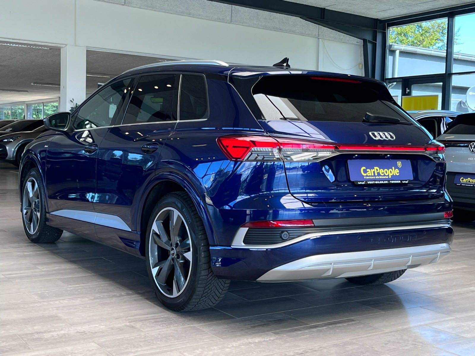 Blå Audi Q4 e-tron fra 2024