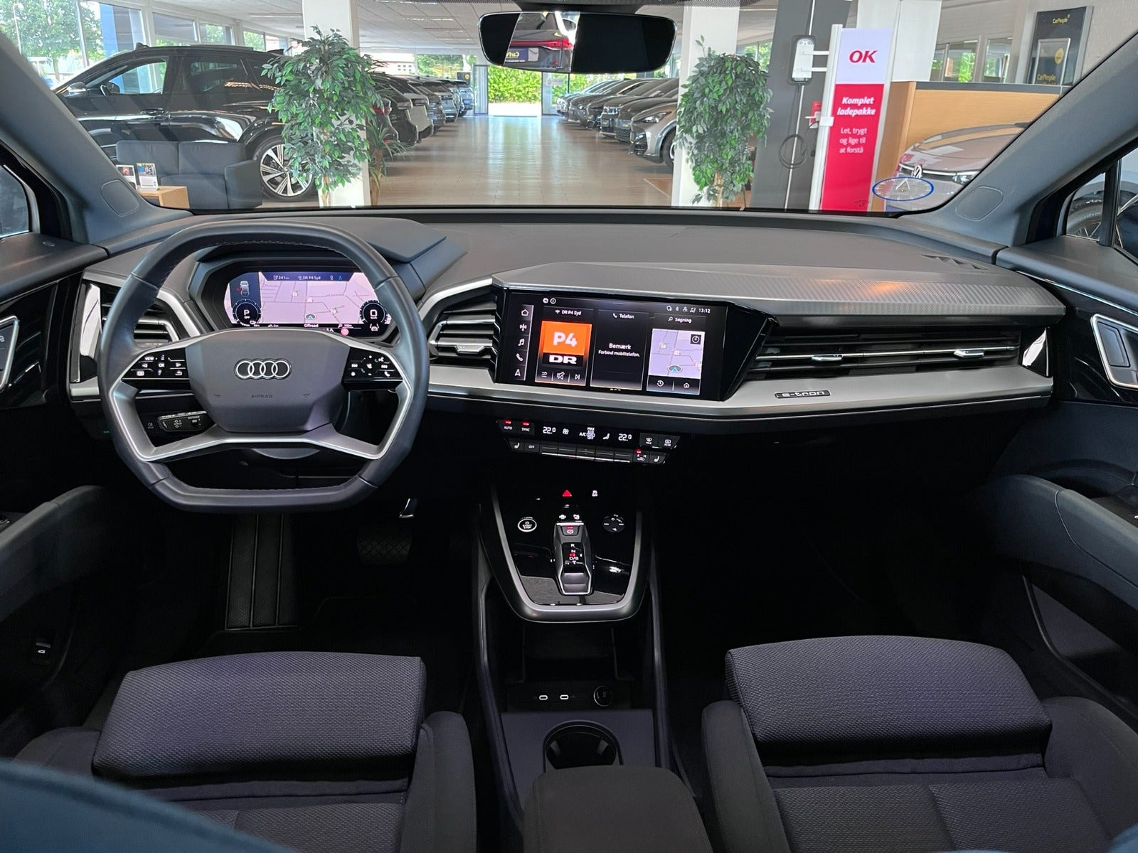 Blå Audi Q4 e-tron fra 2024