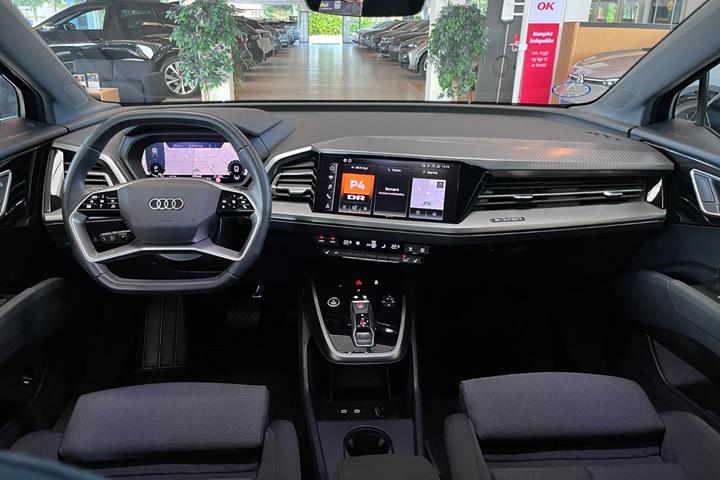 Blå Audi Q4 e-tron fra 2024