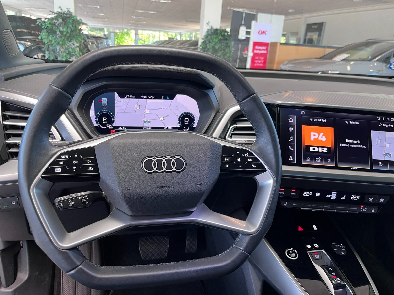 Blå Audi Q4 e-tron fra 2024