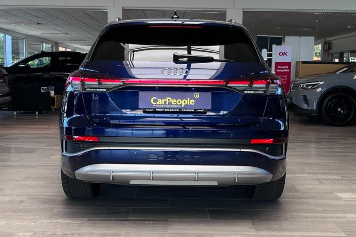 Blå Audi Q4 e-tron fra 2024