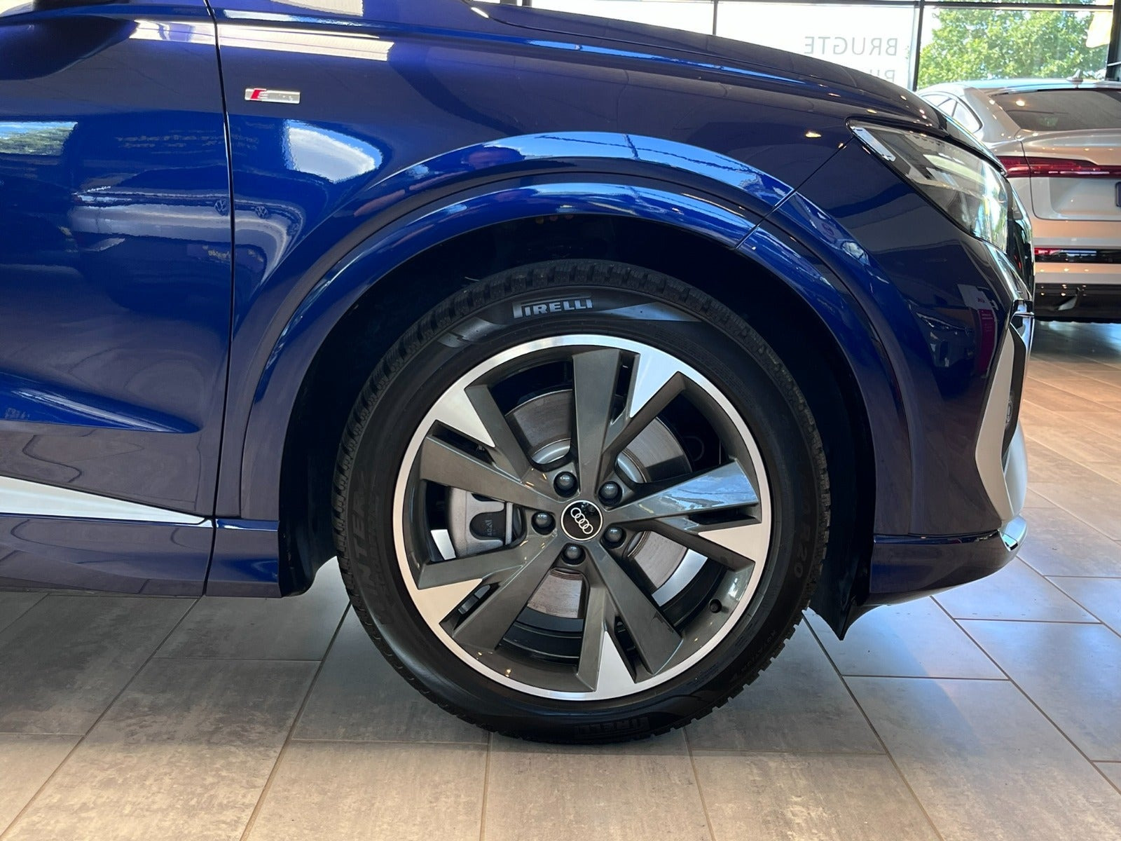 Blå Audi Q4 e-tron fra 2024