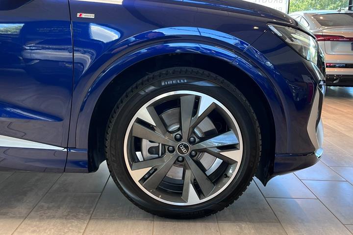 Blå Audi Q4 e-tron fra 2024