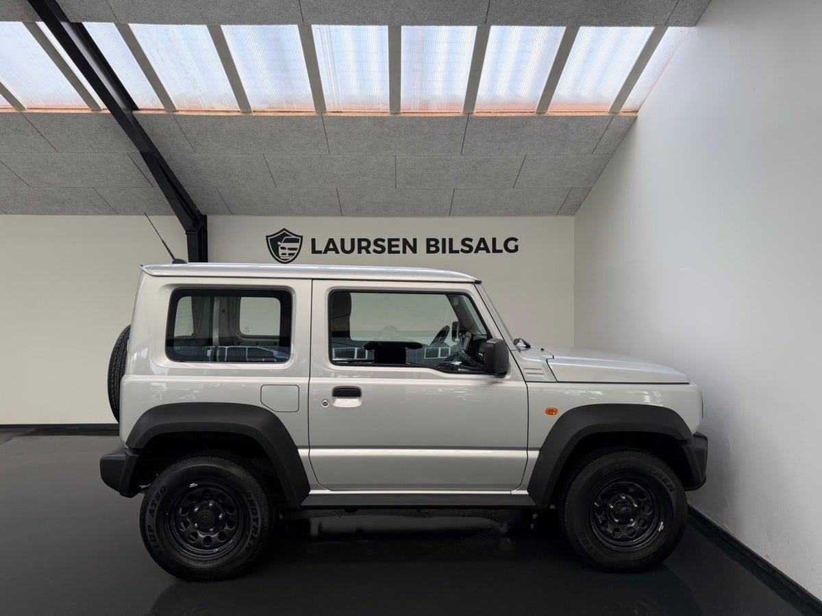 Sølv Suzuki Jimny fra 2025