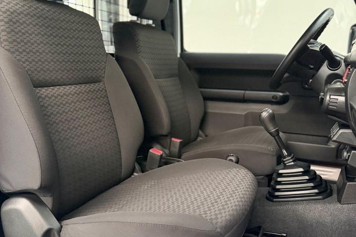 Sølv Suzuki Jimny fra 2025