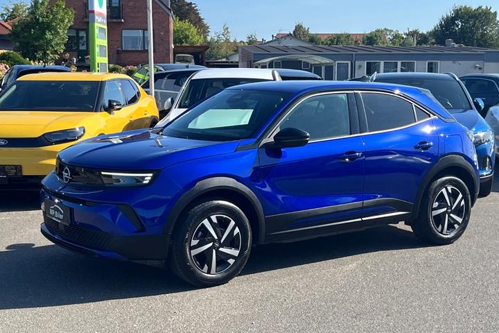 Blå Opel Mokka-e fra 2025 set udefra