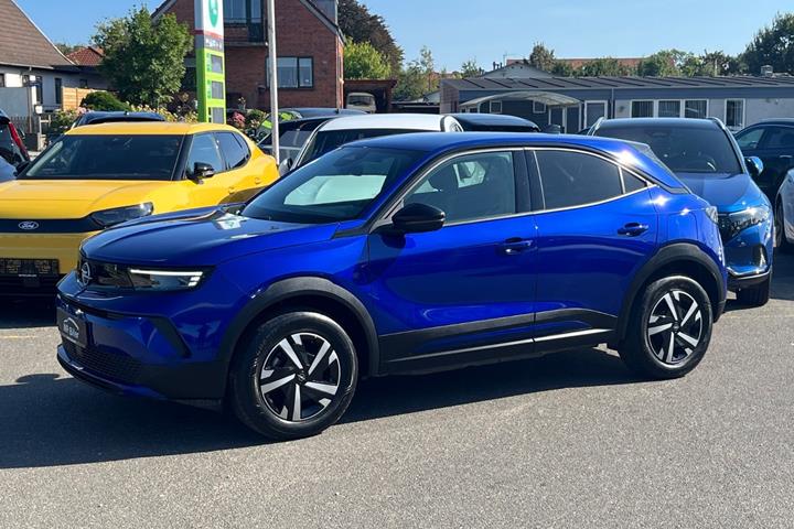 Blå Opel Mokka-e fra 2025