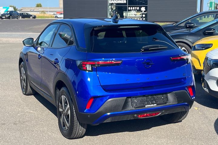 Blå Opel Mokka-e fra 2025