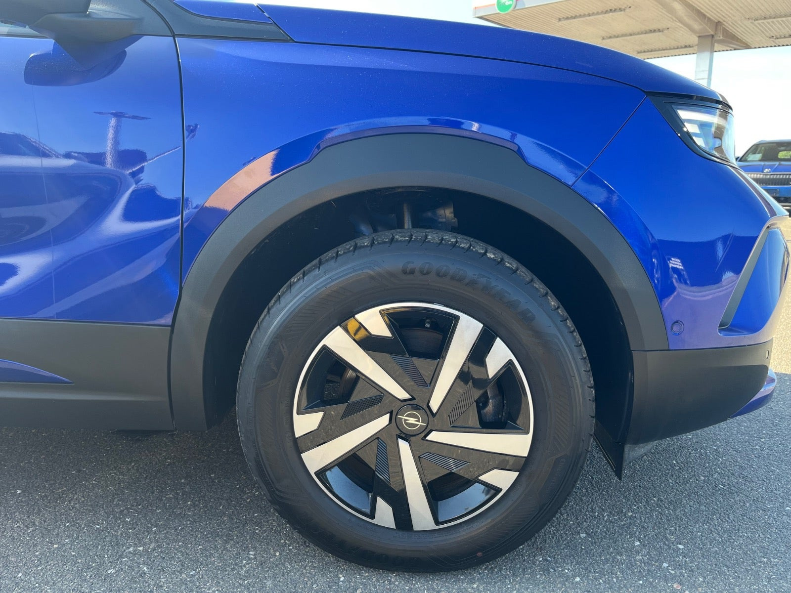 Blå Opel Mokka-e fra 2025