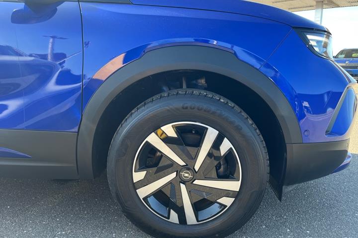 Blå Opel Mokka-e fra 2025