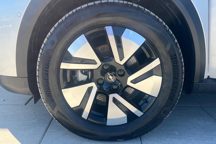 Sølv Opel Frontera fra 2025