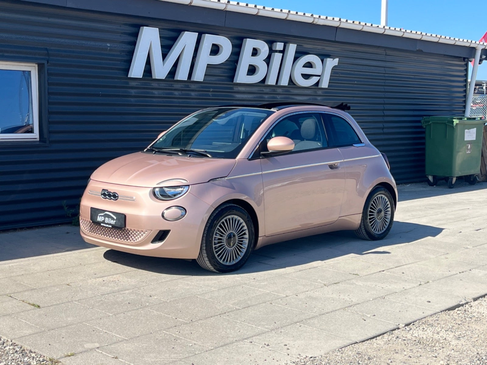Beige Fiat 500e fra 2024