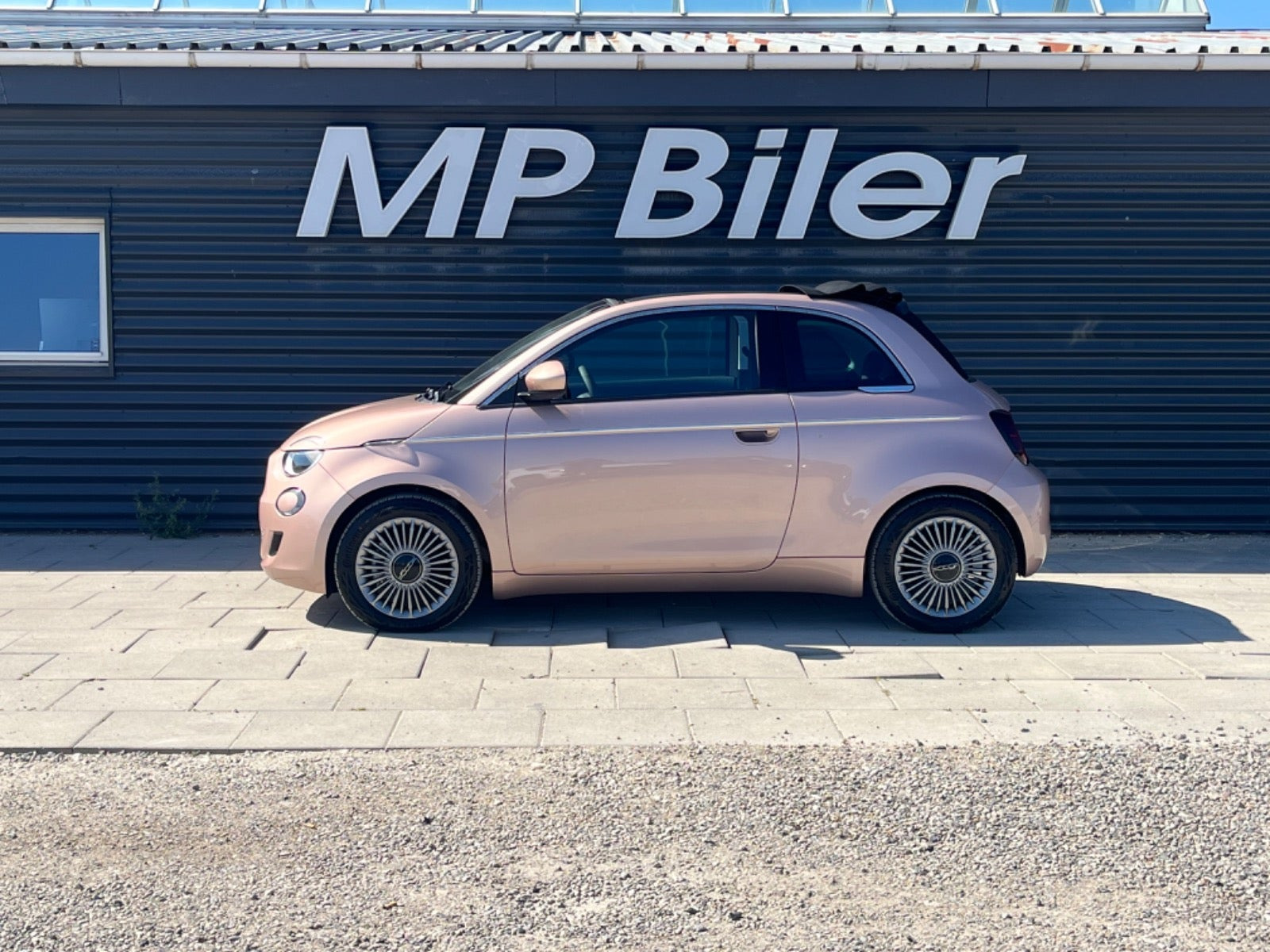 Beige Fiat 500e fra 2024