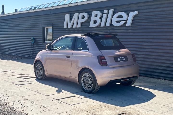 Beige Fiat 500e fra 2024