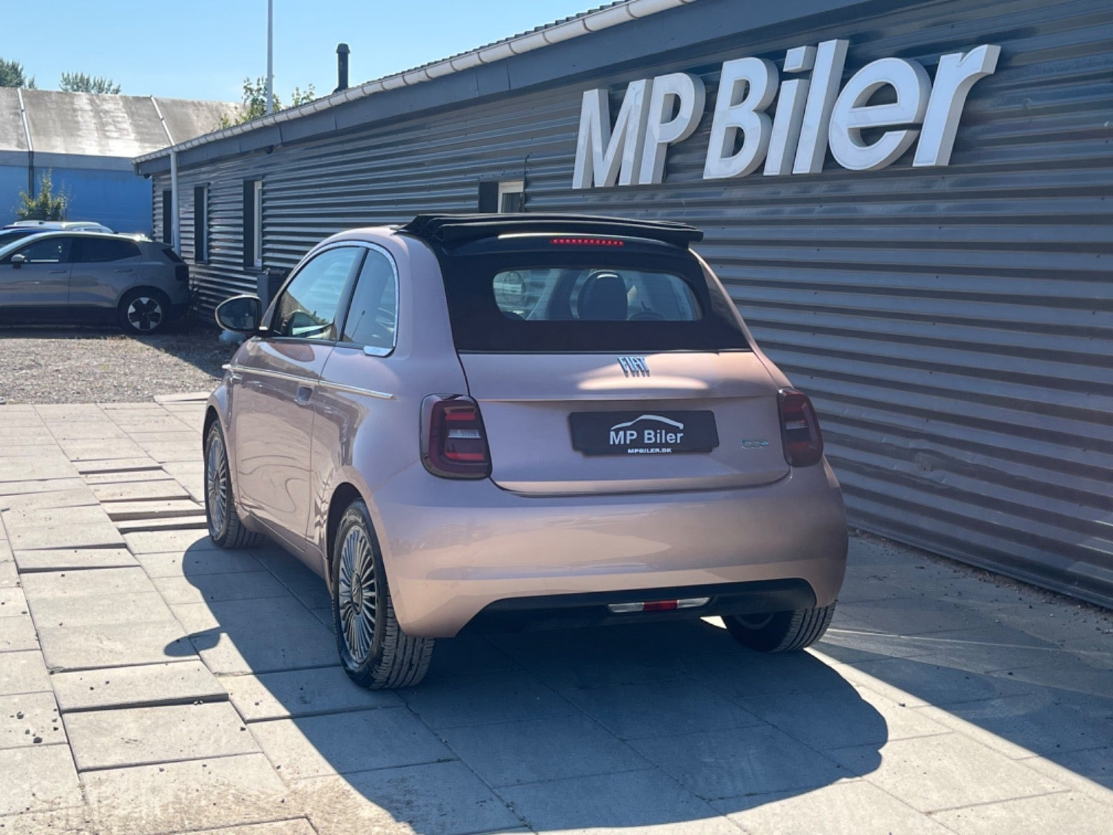 Beige Fiat 500e fra 2024