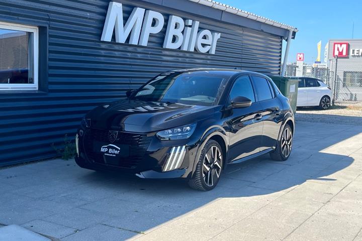 Sort Peugeot e-208 fra 2024 set udefra