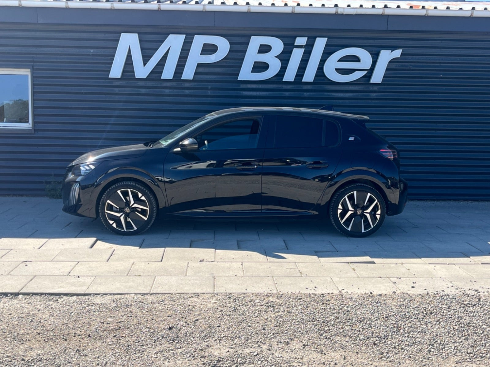 Sort Peugeot e-208 fra 2024