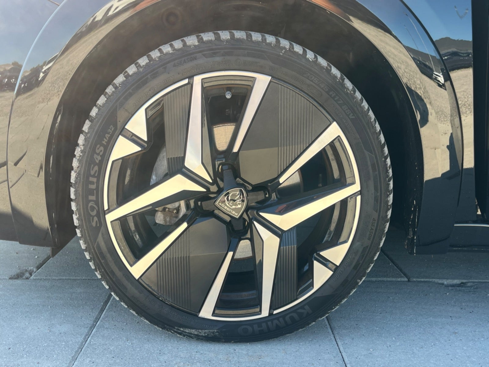 Sort Peugeot e-208 fra 2024
