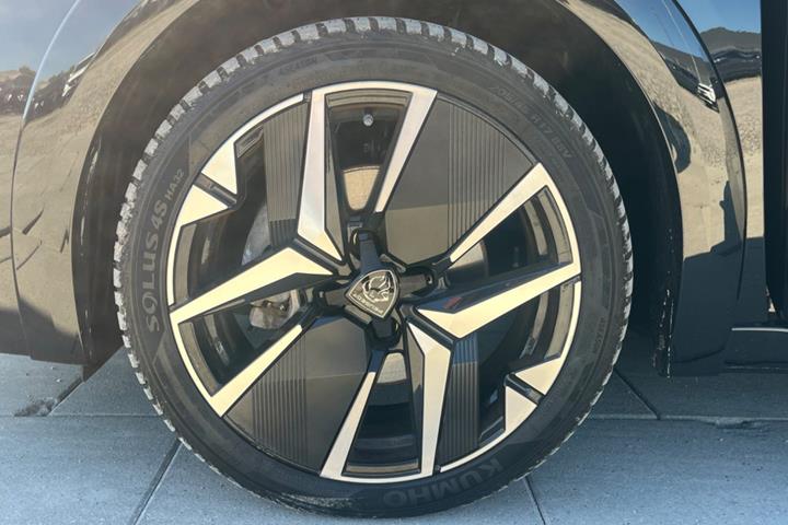 Sort Peugeot e-208 fra 2024