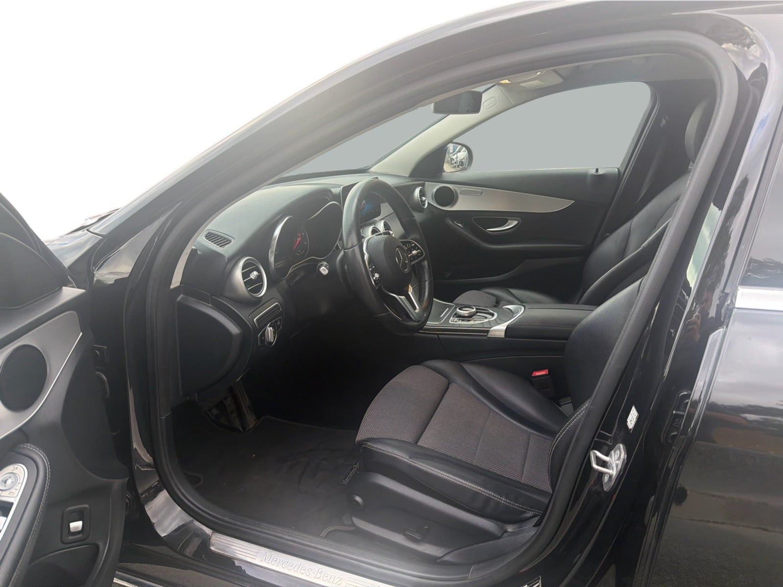 Sort Mercedes C300 de fra 2020