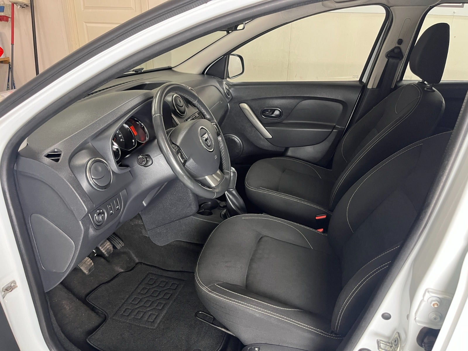 Hvid Dacia Logan fra 2016