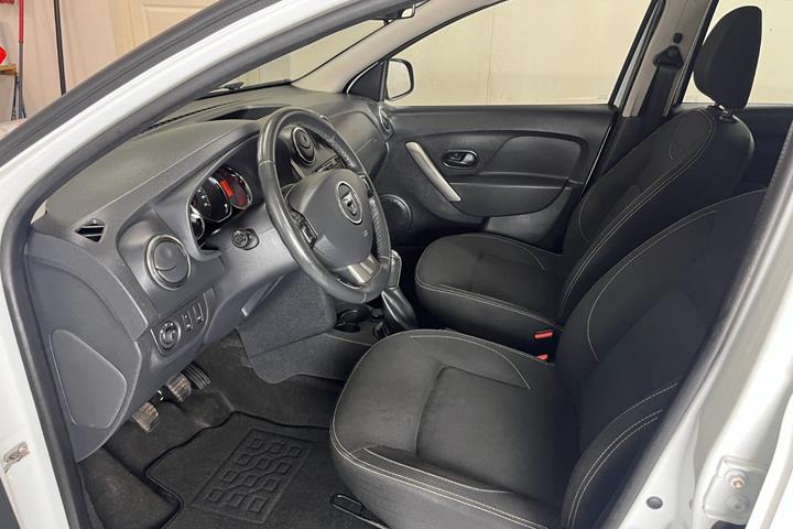Hvid Dacia Logan fra 2016
