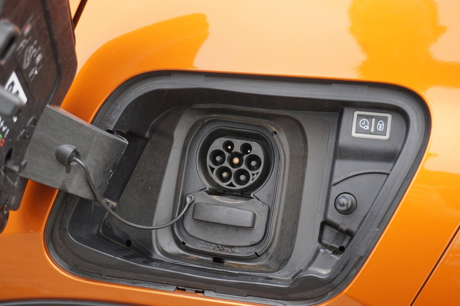 Orange Peugeot e-2008 fra 2021