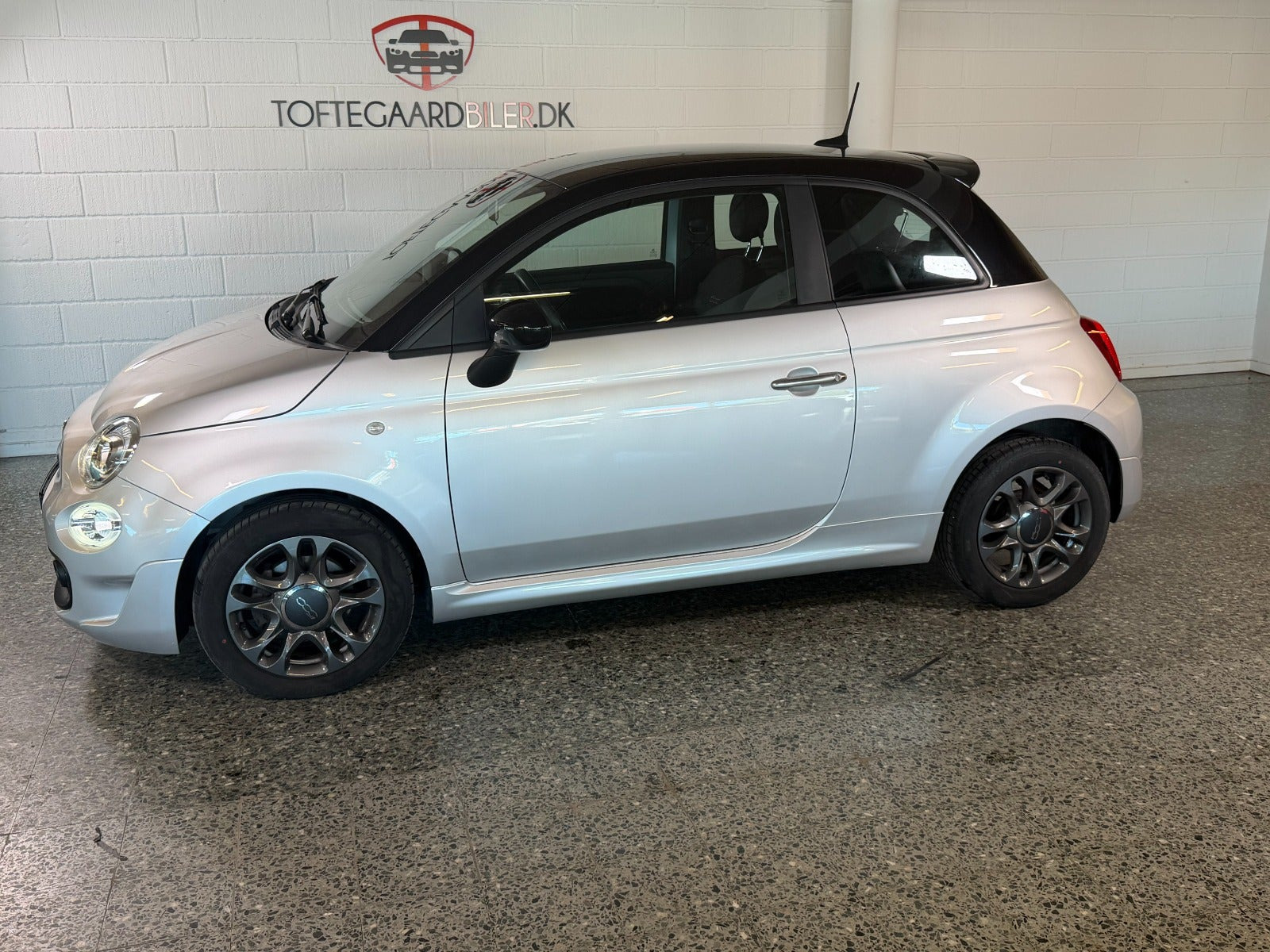 Grå Fiat 500 fra 2021