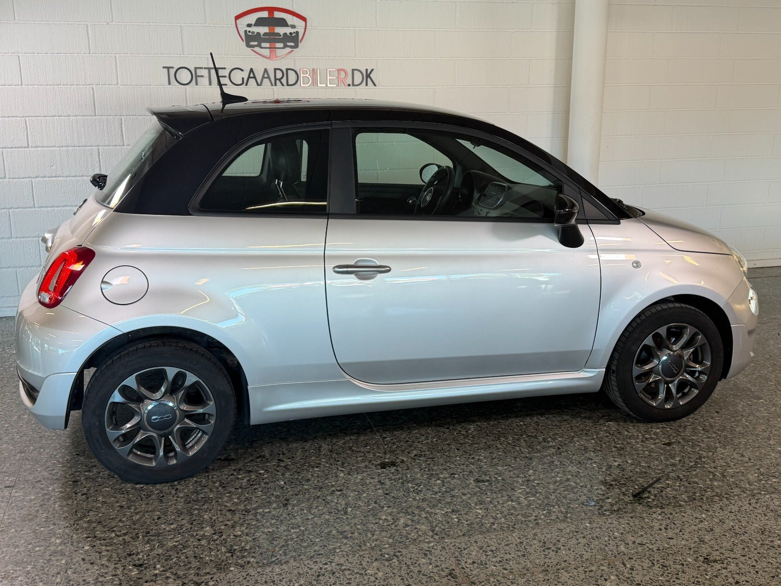 Grå Fiat 500 fra 2021