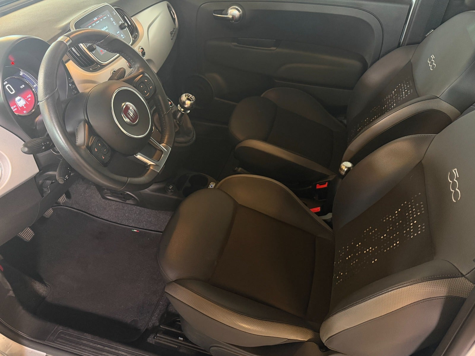 Grå Fiat 500 fra 2021