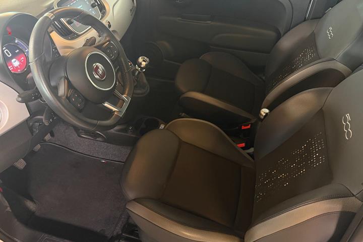 Grå Fiat 500 fra 2021