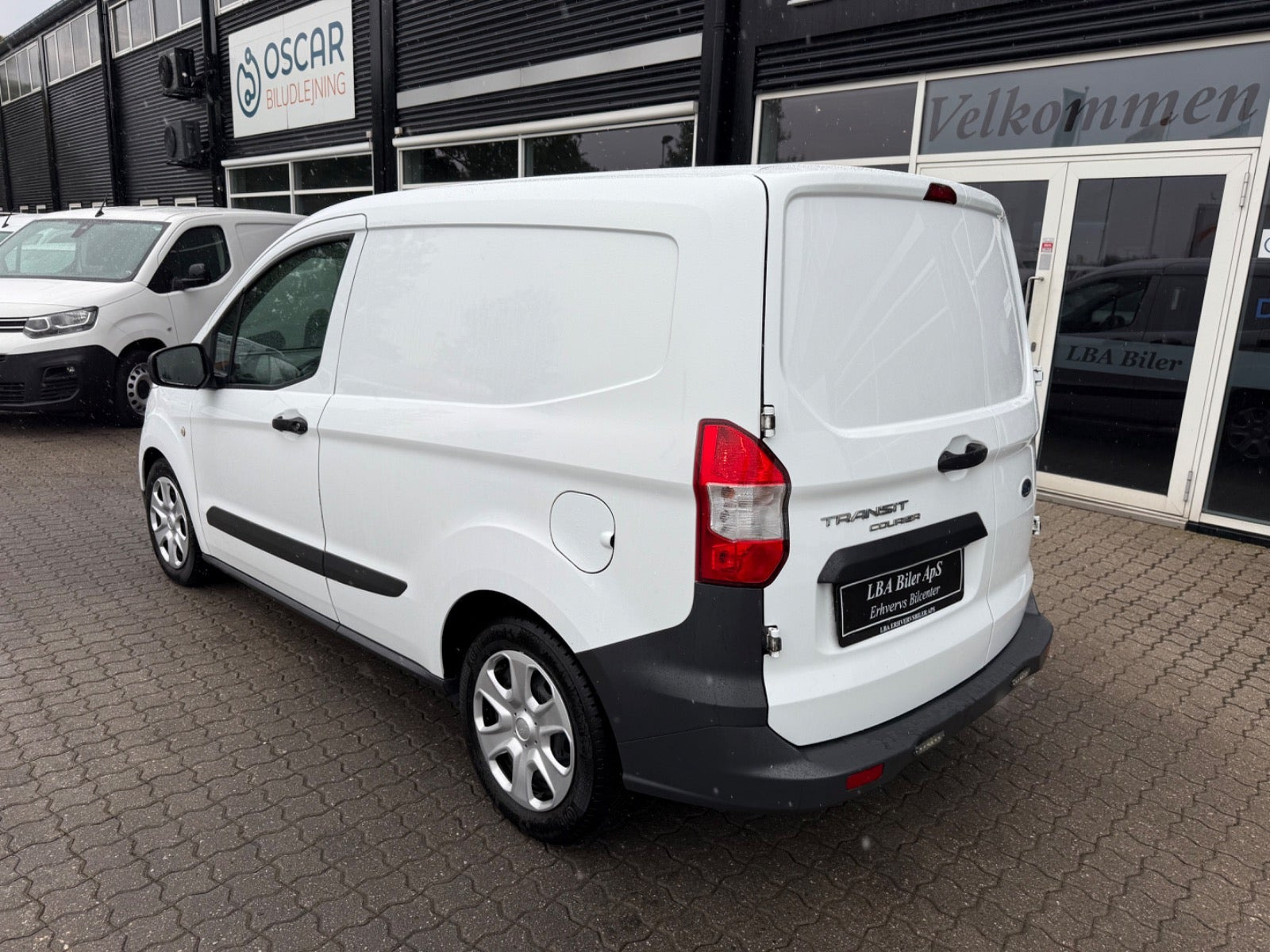 Hvid Ford Transit Courier fra 2021