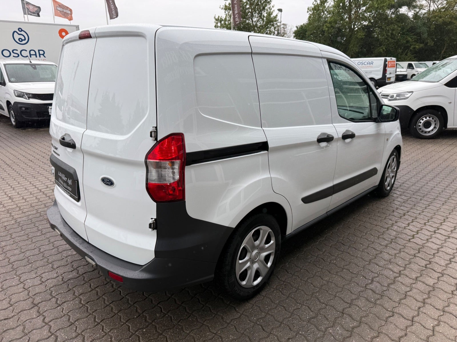 Hvid Ford Transit Courier fra 2021