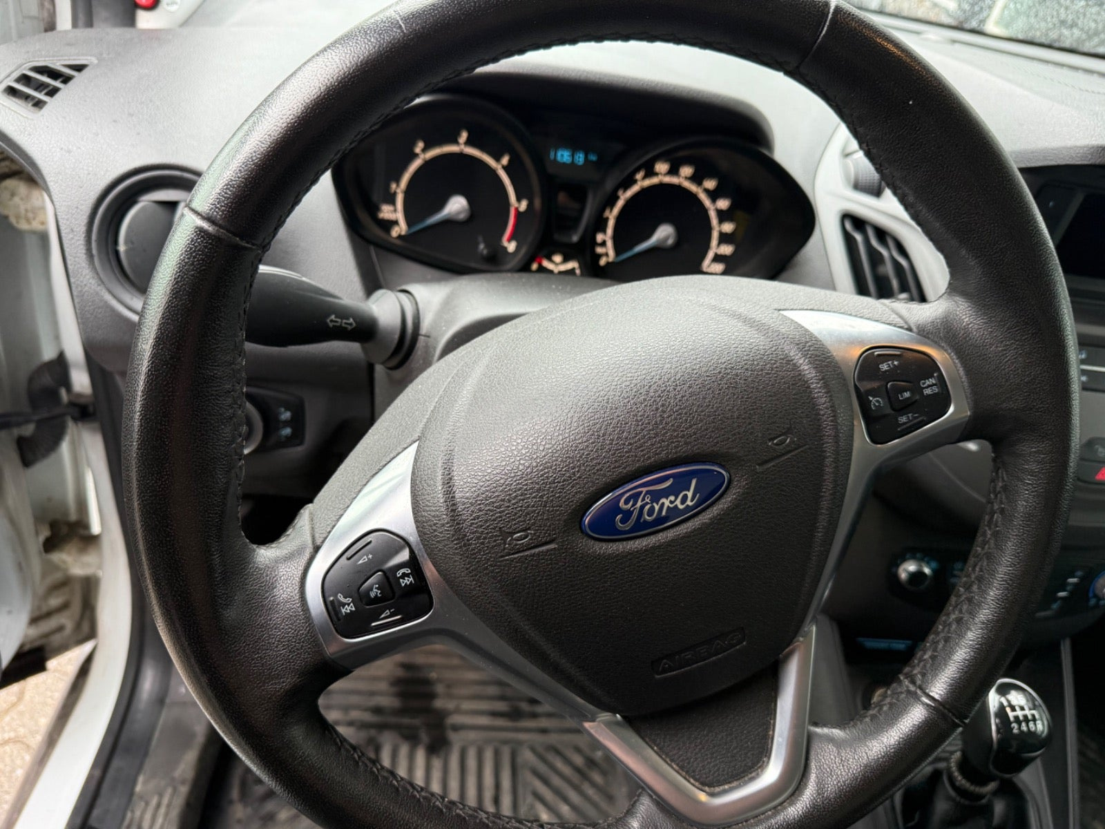Hvid Ford Transit Courier fra 2021