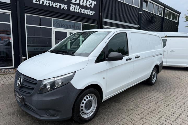 Hvid Mercedes Vito 114 fra 2022 set udefra
