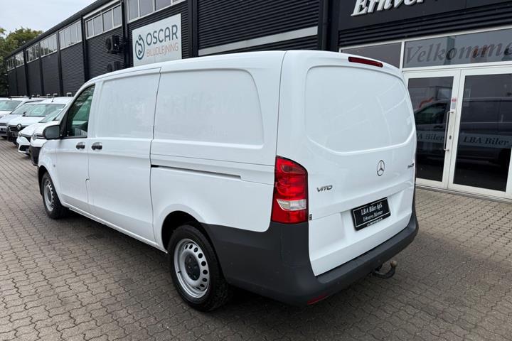 Hvid Mercedes Vito 114 fra 2022