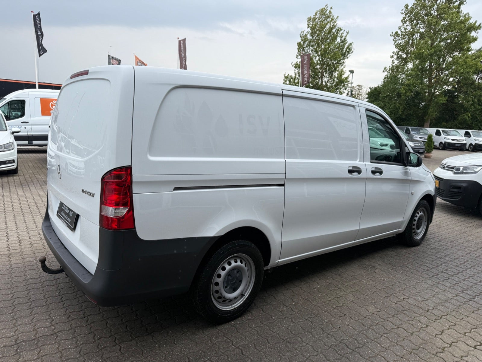 Hvid Mercedes Vito 114 fra 2022