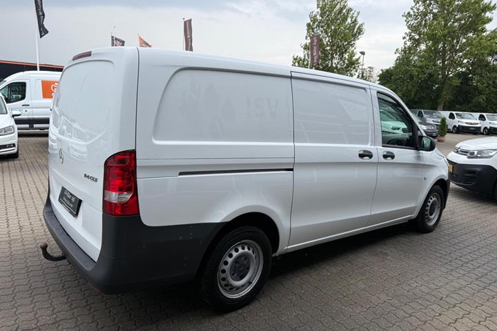 Hvid Mercedes Vito 114 fra 2022