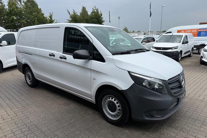 Hvid Mercedes Vito 114 fra 2022