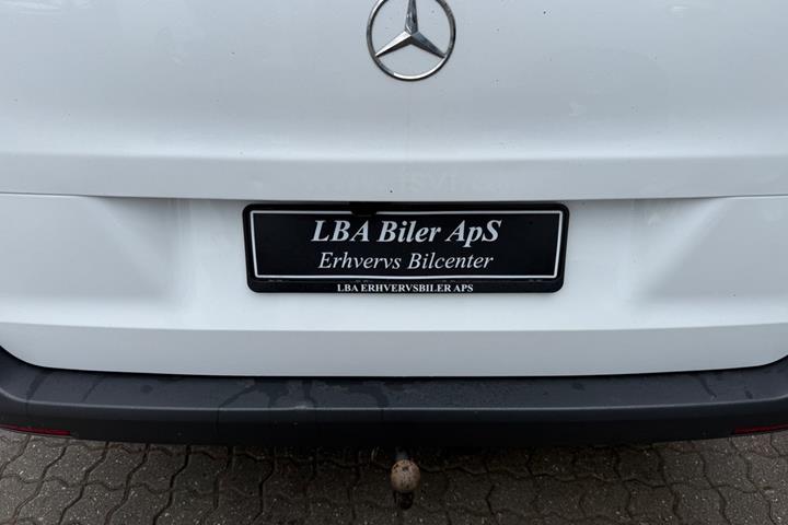 Hvid Mercedes Vito 114 fra 2022