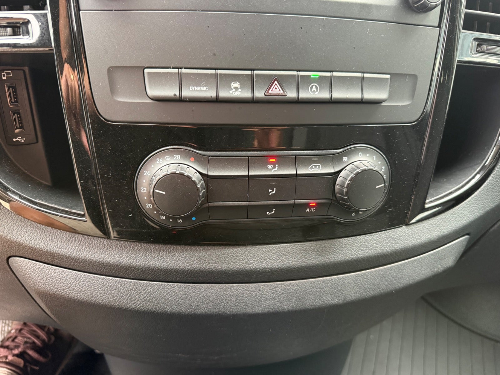 Hvid Mercedes Vito 114 fra 2022