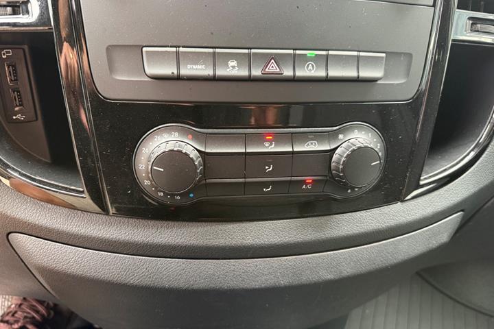 Hvid Mercedes Vito 114 fra 2022