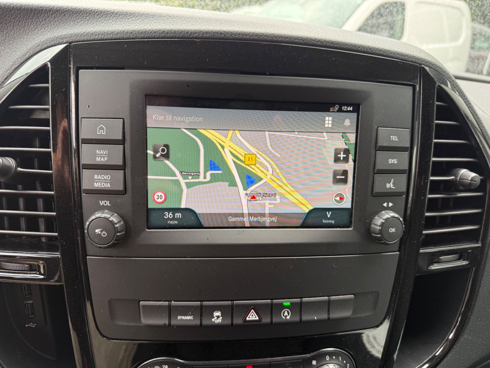 Hvid Mercedes Vito 114 fra 2022