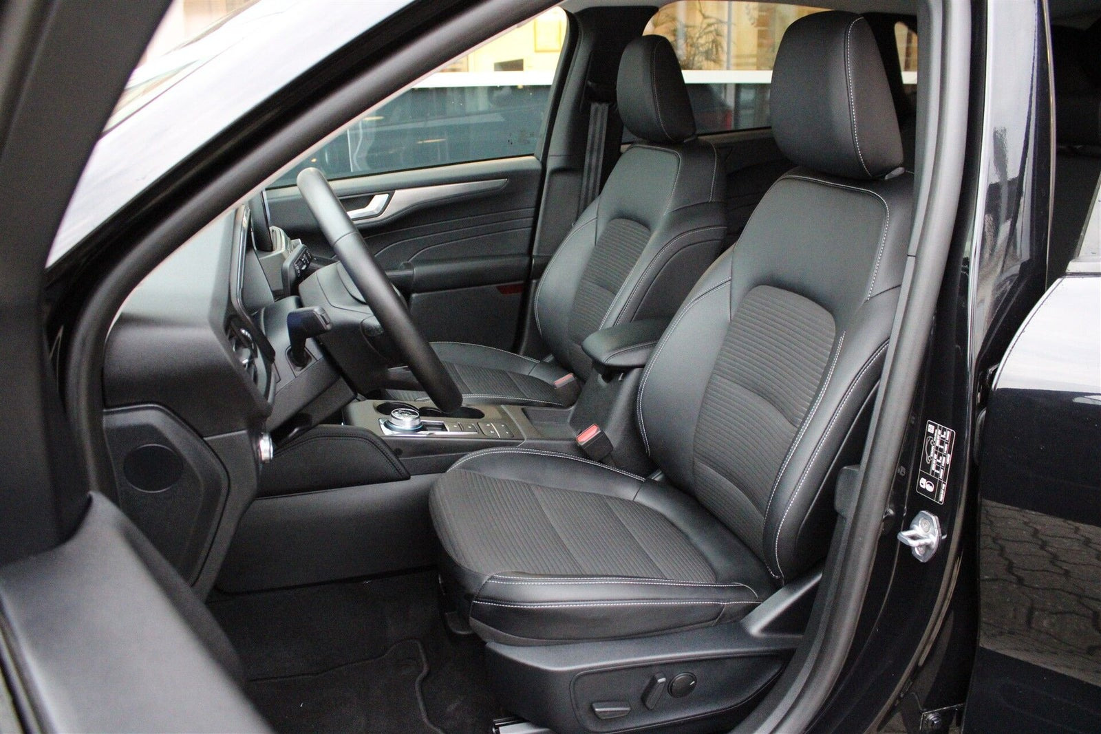 Sort Ford Kuga fra 2023