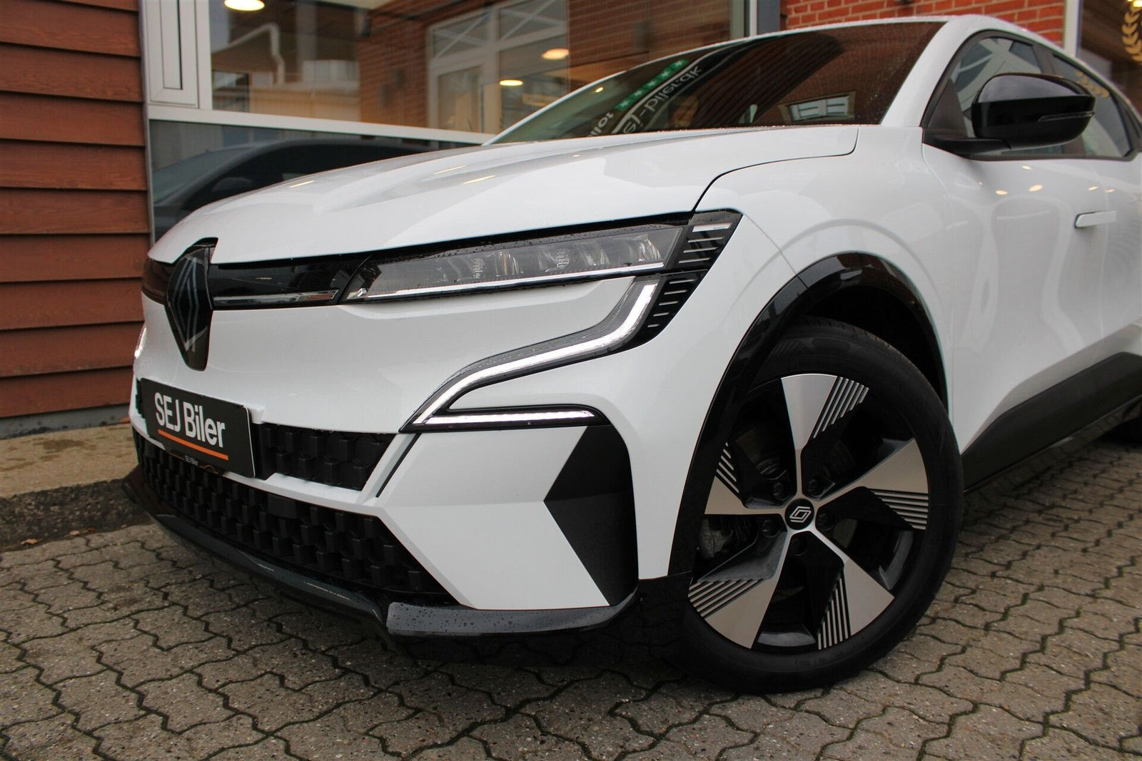 Hvid Renault Megane E-Tech fra 2024