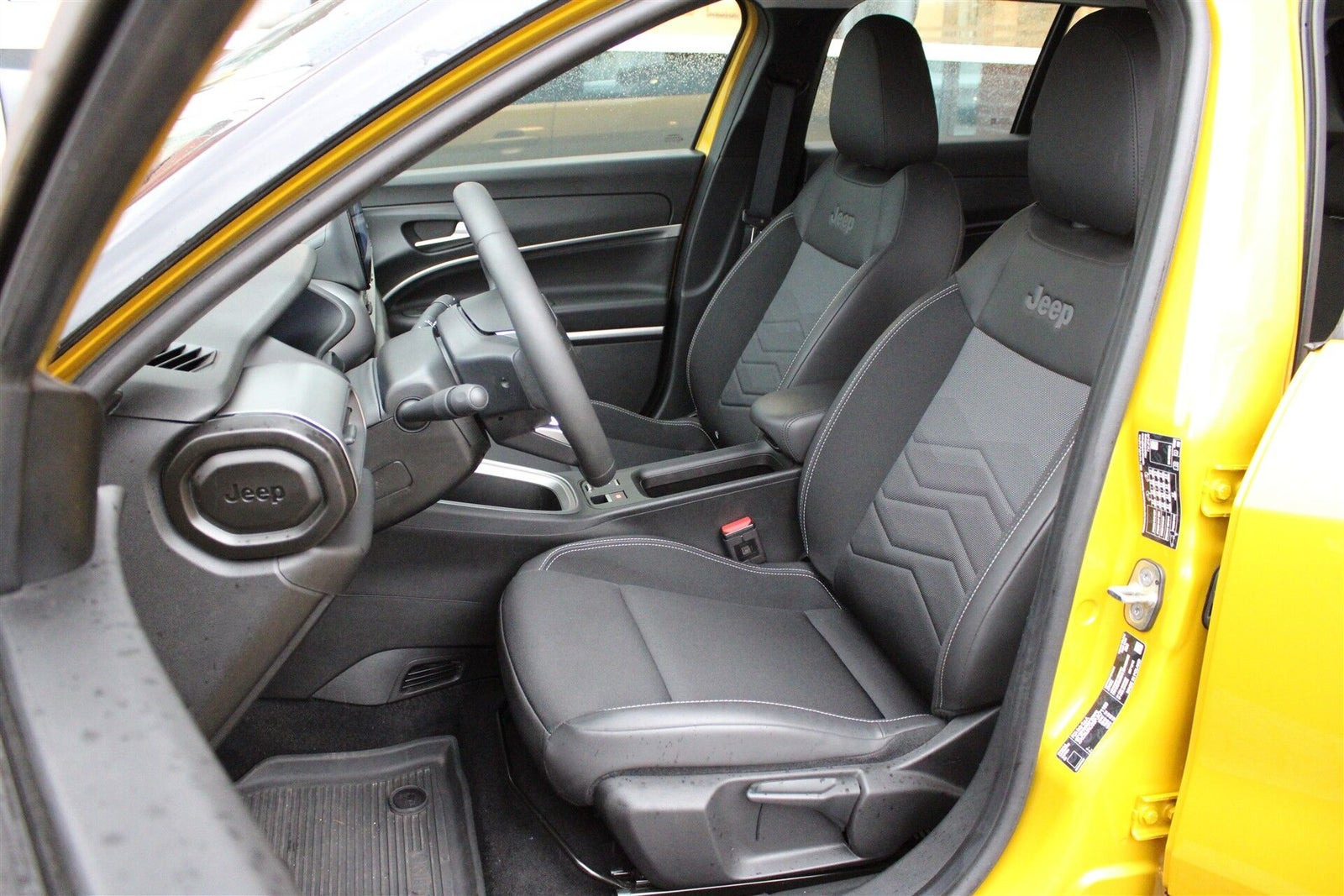 Gul Jeep Avenger fra 2024