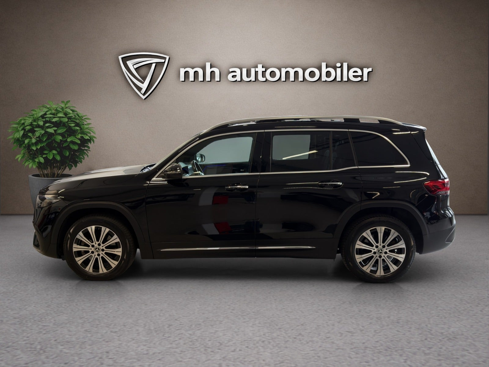 Sort Mercedes EQB250 fra 2023
