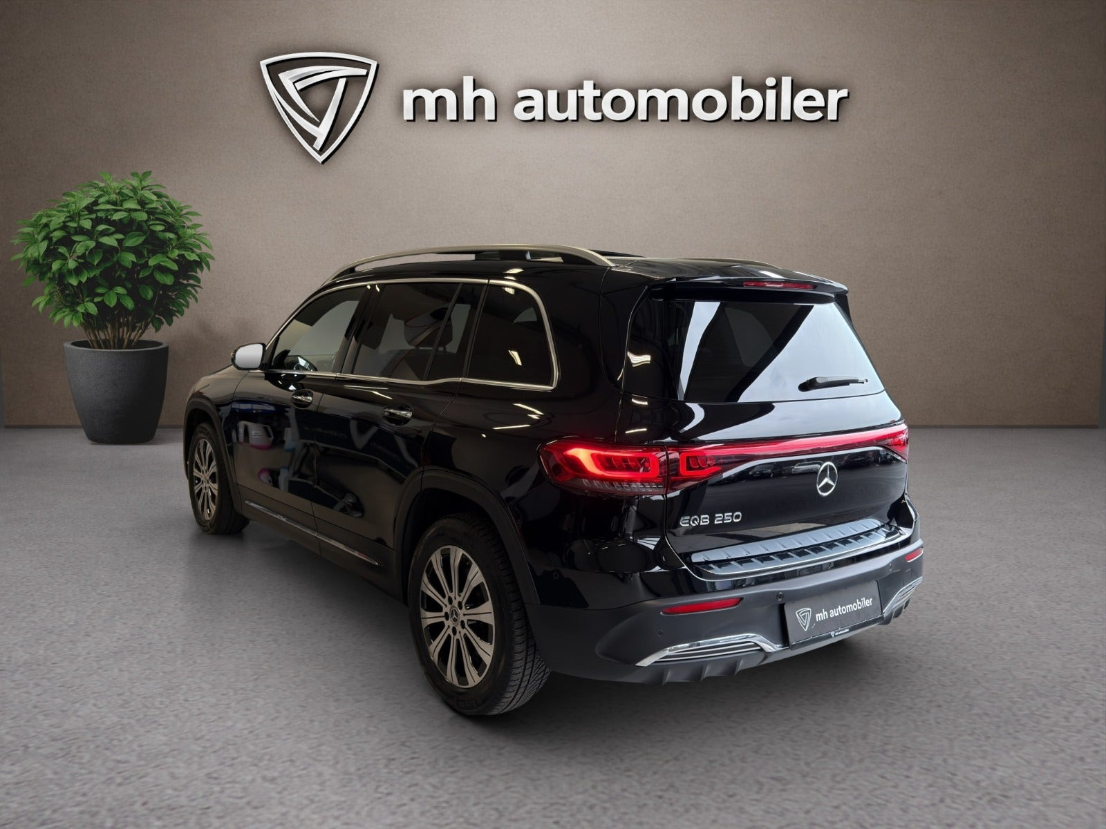 Sort Mercedes EQB250 fra 2023