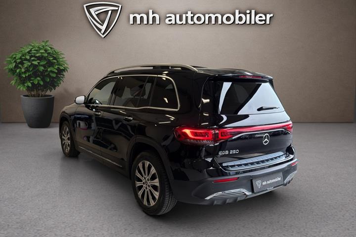 Sort Mercedes EQB250 fra 2023