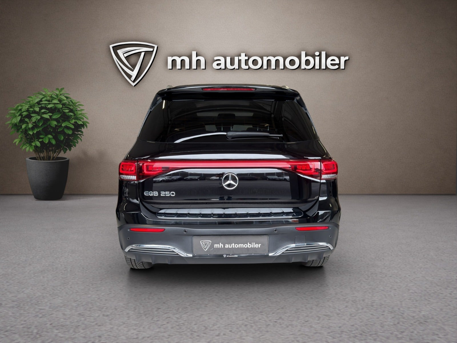 Sort Mercedes EQB250 fra 2023